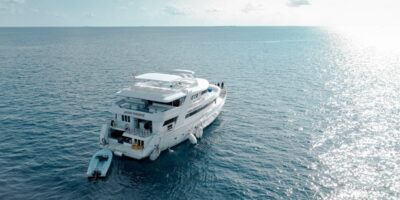 Rückansicht Safariyacht Amba