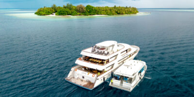 schiff-dhoni-insel-carpe-vita Schiff und Dhoni vor Insel