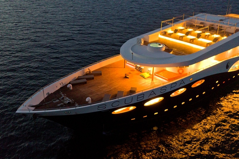 front-deck-abends-scubaspa-ying-yang Frontdeck Beleuchtung Tauchsafariboot Scubaspa Yang Ying