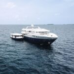 Frontansicht Safariyacht Emperor Explorer