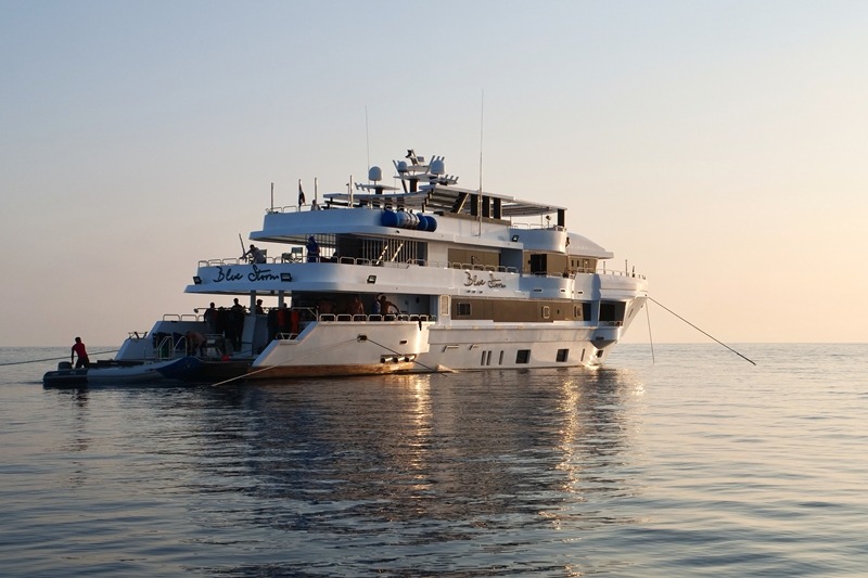 blue-storm-sonnenuntergang Sonnenuntergang Tauchyacht Blue Storm