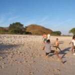 Fußball am Strand Tauchyacht Carpe Diem Phinisi