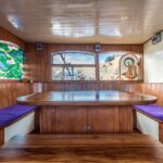 Salon Tisch Tauchsafariyacht Carpe Diem Phinisi