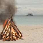 Lagerfeuer Strand Tauchyacht White Pearl