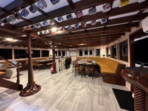 Salon Tauchschiff Amba