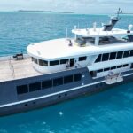 Schräge Seitansicht Tauchsafariboot Black Pearl