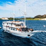 Frontansicht Safarischiff Komodo Aggressor