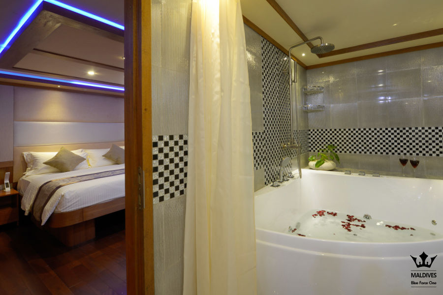 bad-master-suite Bad Master Suite Tauchyacht Blue Force One