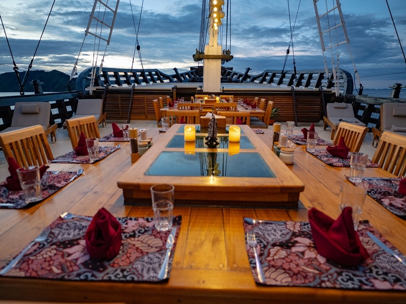 outdoor-restaurant-hauptdeck-00-amira Outdoor-Restaurant HD Tauchsafarischiff Amira