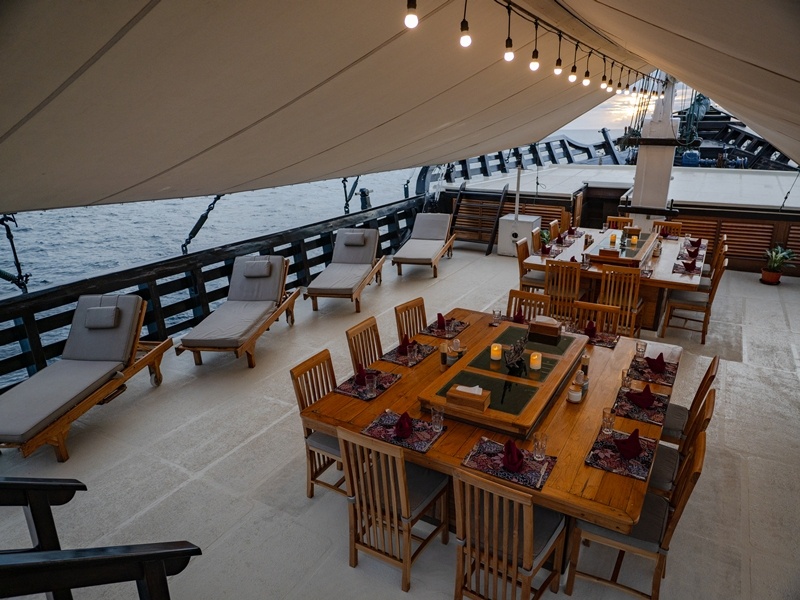 outdoor-restaurant-hauptdeck-000-amira Outdoor Restaurant HD Liveaboard Amira