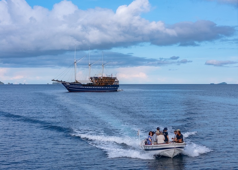 schiff-beiboot-amira Beiboot Tauchyacht Amira