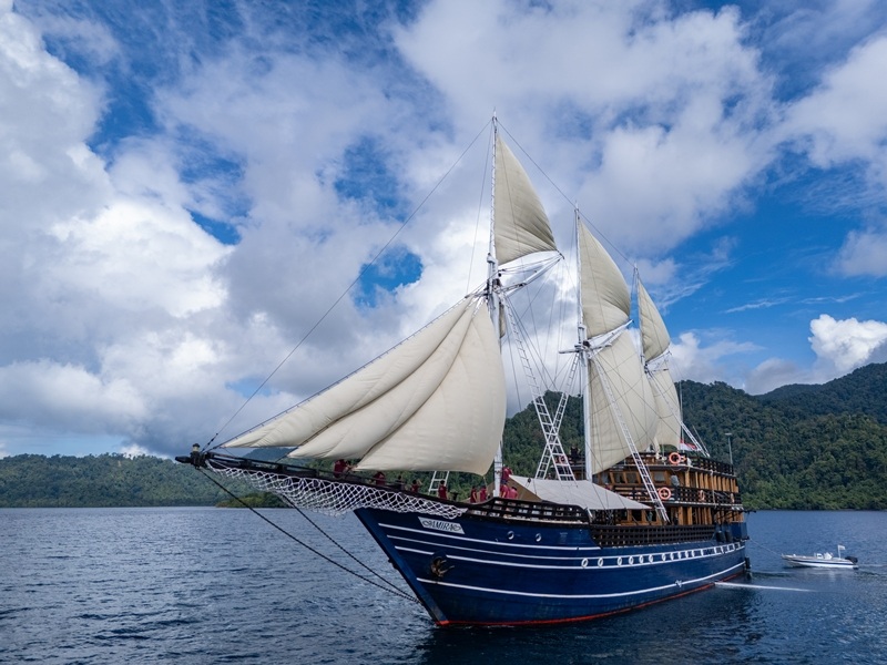 schiff-front-links-amira Frontansicht Tauchsafariyacht Amira